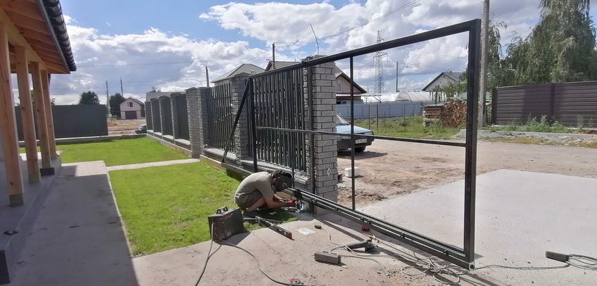 Відкатні ворота готовий каркас 1,6м х 3м з хвірткою та автоматикою Bramus КССВ 05 фото
